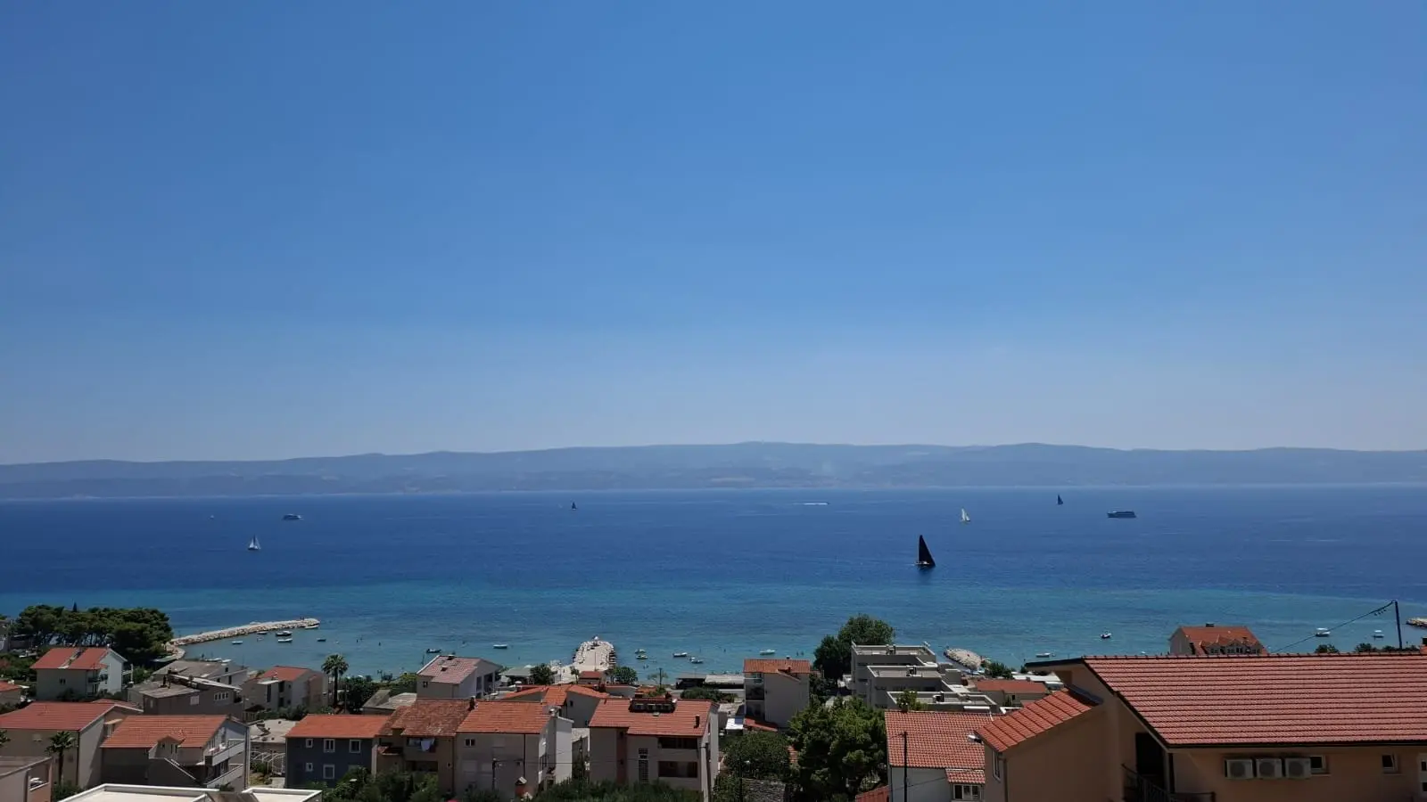 Apartmani s pogledom na otok Brač, 200 m od pješčane plaže Rogač.